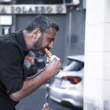 ...per poi gustarlo per strada, facendo attenzione a non sbrodolarsi. Con il panzerotto infatti, soprattutto se ancora bollente, il rischio � sempre quello di sporcarsi con il ripieno che immancabilmente verr� fuori dalla massa fritta